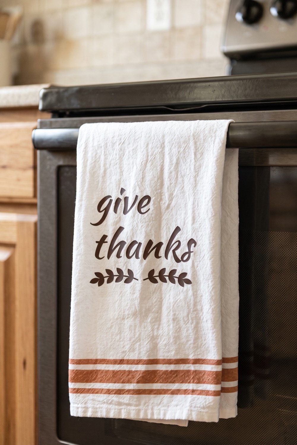 AI-generated picture of a tea towel with the cut design "Give Thanks"
