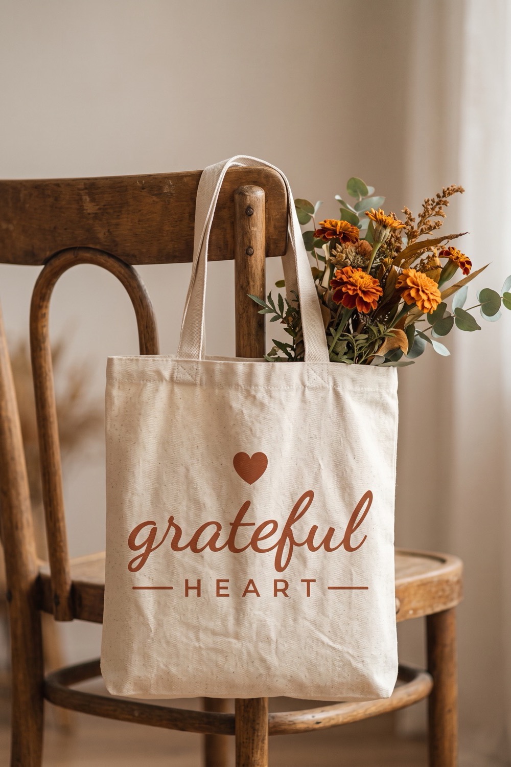 AI-generated picture of a tote bag with the cut design "Grateful Heart"
